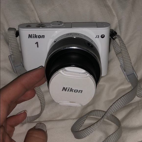 White Nikon J3 camera - Picture 4 of 5